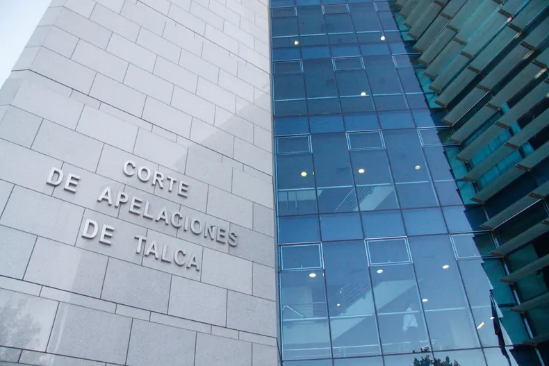 adulta mayor consigue en juicio que le paguen casi 26 millones por grave caida en vereda a la que le faltaba una baldosa.webp