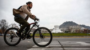 Sufrió caída en bicicleta durante teletrabajo: Quiso reclamar accidente laboral y lo rechazaron