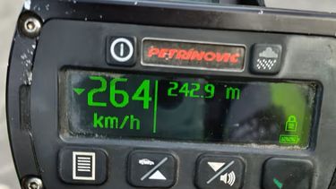 Conductor a 264 km/h puede seguir manejando pese a esto y antecedentes previos - Foto: @carabdechile