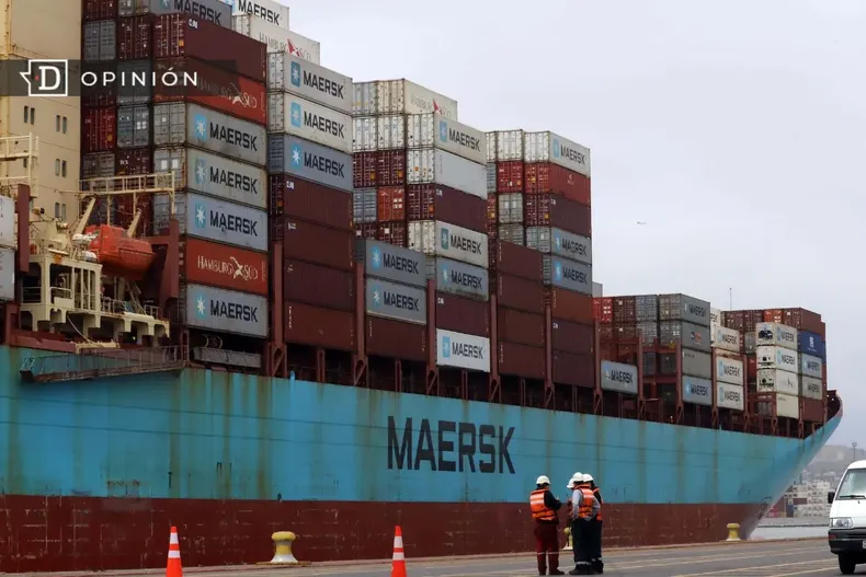 12235 barco con conteiners de cerezas en san antonio.webp