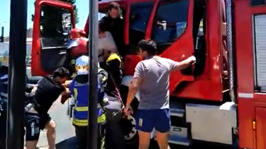VIDEO| Sujeto intentó robar carro de Bomberos mientras atendían una emergencia