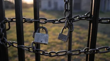 Cerró acceso a fundo con cadenas y candado dejando a residente sin suministros: Suprema ordenó restituir ingreso