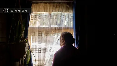 El Desconcierto | 17024 mujer adulta mayor mirando por una ventana.webp