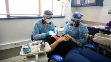Dentista y centro odontológico deben indemnizar a paciente por herida que requirió sutura y atención hospitalaria