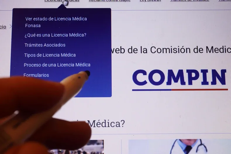 psiquiatra dio 358 licencias a 161 pacientes fonasa y corte la multa con 15 millones y su exclusion del sistema.webp