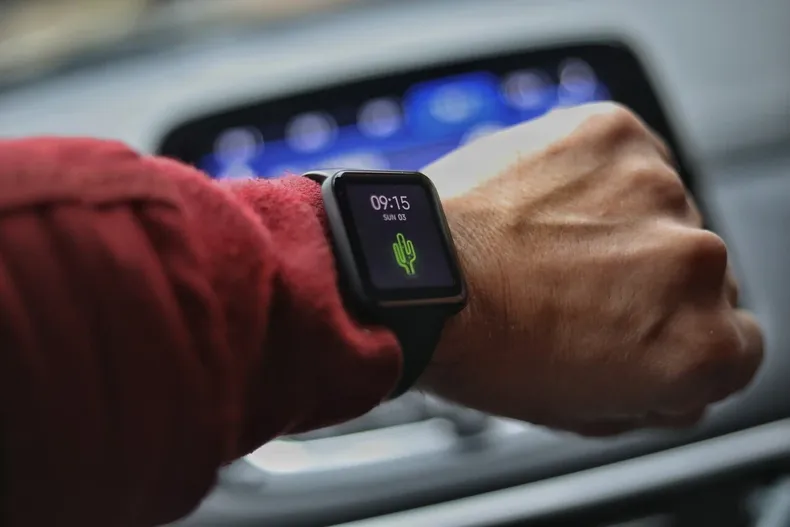 fue a juicio porque la despidieron por supuestos atrasos pese a tener margen de 15 minutos deberan pagarle 5 millones.webp