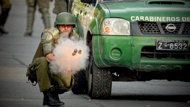El Desconcierto | Carabinero disparando bombas lacrimogenas.jpg
