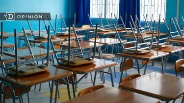 El Desconcierto | 11090 sala de clases vacia con las sillas arriba de las mesas.webp