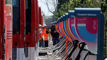 El Desconcierto | Chile Electric Chargers Buses_Alamy_2CMWKAC 1440x720 1.jpg