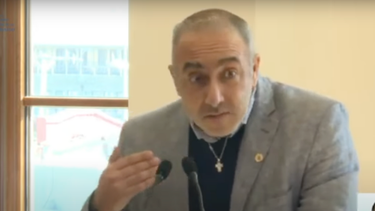 Repudio por mensajes transfóbicos de profesor de la PUCV transmitidos por Youtube: Piden sanciones