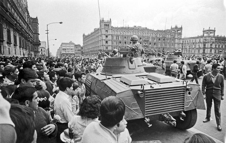 el ejercito mexicano desplegado en el zocalo el 28 de agosto de 1968 fuente wikimedia commons 1.jpg