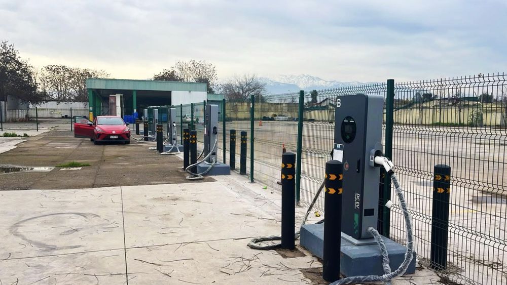 Quinta Normal avanza en electromovilidad con nueva estación de carga para vehículos eléctricos.