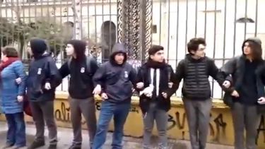 Estudiantes y apoderados del IN realizan cadena humana alrededor del establecimiento en defensa de la educación pública