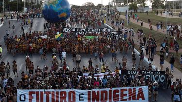 El Desconcierto | Elecciones Brasil indigenas Amazonia Brasilia Bolsonaro manifestacion_Alamy_1440x720 1.jpg