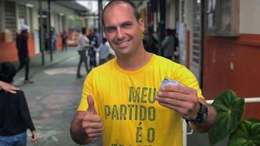 Las mujeres de derecha son higiénicas: Las polémicas frases del hijo de Bolsonaro que se convirtió en el diputado más votado de la historia de Brasil