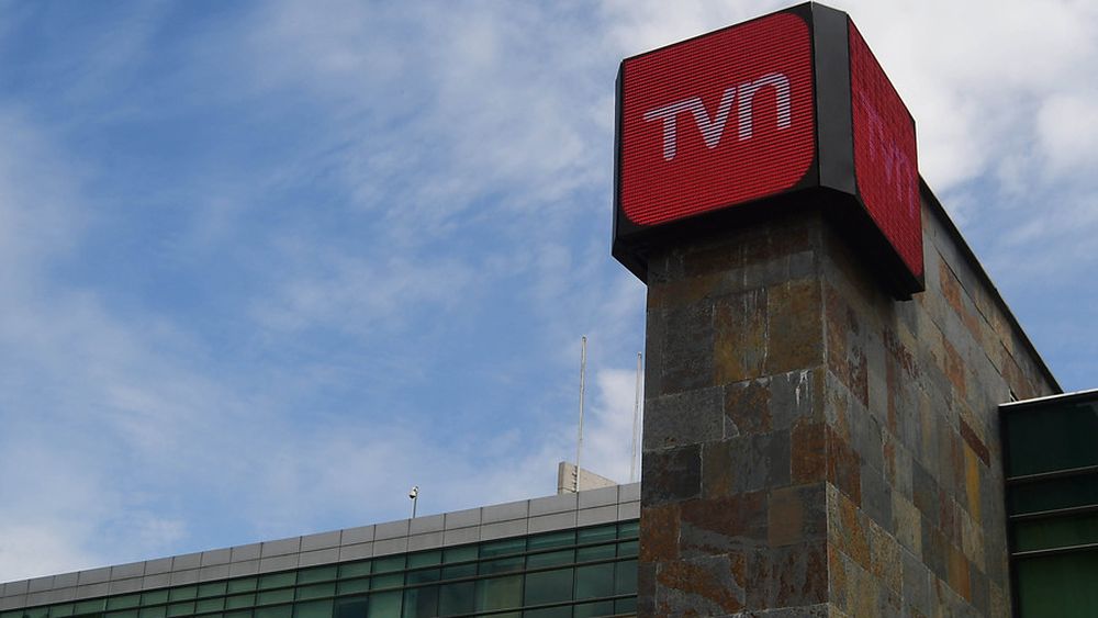 Corte rechazó indemnización contra TVN por reportaje de auto con patente oculta en aeropuerto para evitar TAG