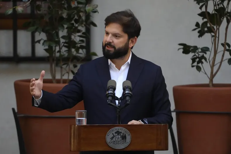 polemica por cable submarino boric asegura que hablo con kast antes y afirma que no hay nada oculto.webp