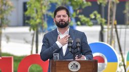 Bandera de la UC firmada por Gabriel Boric fue el artículo mejor pagado en la Teletón