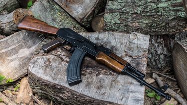 Fusil más disparado de la historia: AK-47 cumple 75 años en las trincheras ucranianas