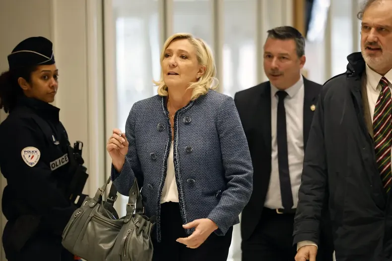 por desviar fondos del parlamento europeo a su partido  justicia francesa condena a marine le pen.webp