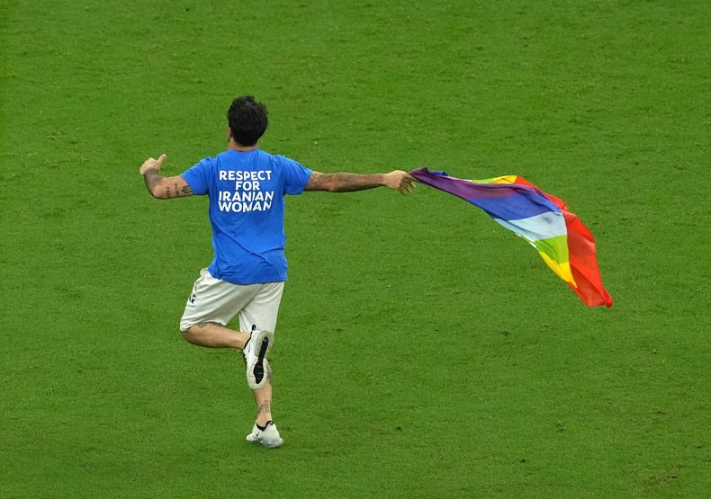 Hombre ingresa a terreno de juego en Portugal vs Uruguay @RTEsoccer.jpeg