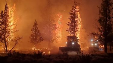 Nueva ola de calor suma presión en la lucha contra el fuego en California