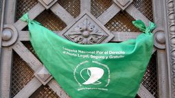 Allanan casas de feministas argentinas por “apología al aborto”: Se llevaron los pañuelos verdes