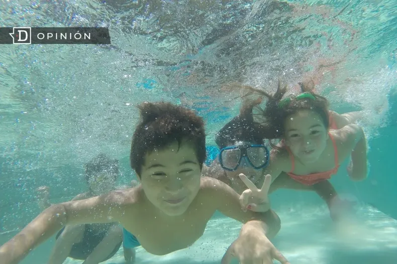 28761 ninos en una piscina.webp