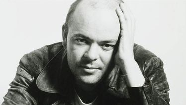 El día en que Luca Prodan criticó al macho bonaerense: Trata mal a la mujer, después llora, toma y canta un tango
