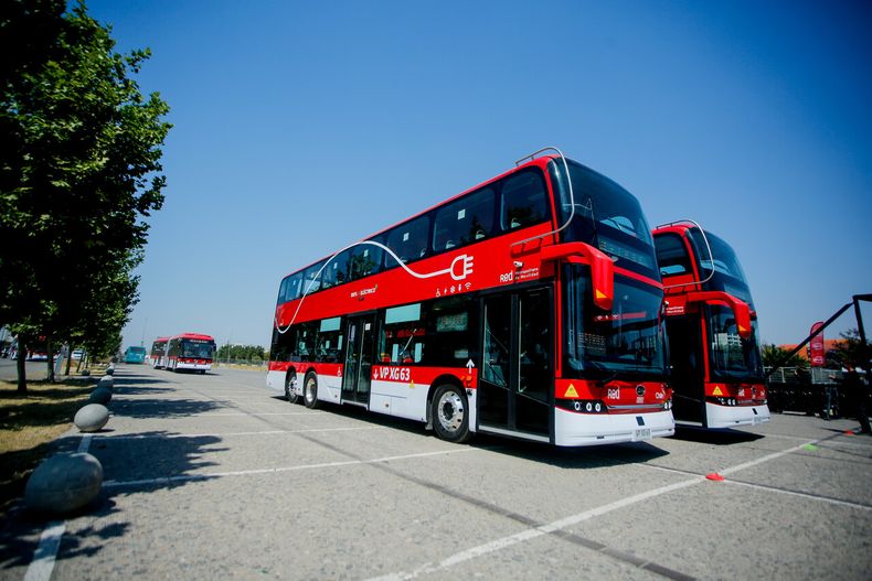 Recortes de Kast sacarán de circulación los bueses eléctricos y ecológicos de dos pisos - Agencia Uno