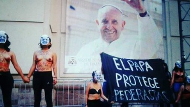 El Papa protege pederastas: Mujeres protestan en la catedral de Lima ante la llegada de Francisco