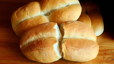 Alza del precio de las bencinas golpeará directo al bolsillo: Subirán el kilo de pan, frutas, verduras y pasajes en bus