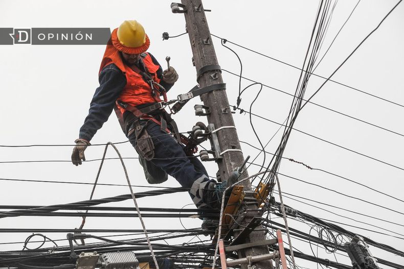 3399 electricista en un poste de luz.jpg