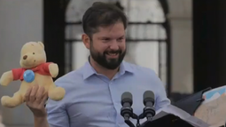 VIDEO| Regalan peluche de Winnie the Pooh a Gabriel Boric en promulgación de Ley TEA