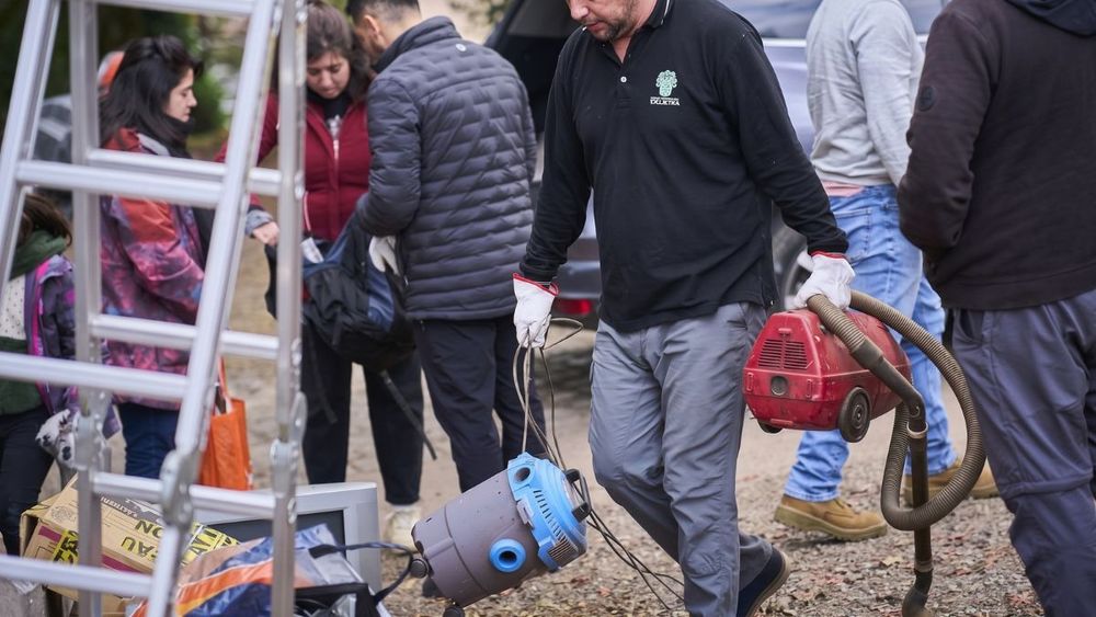 Hasta el domingo 18 de octubre, el Parque Saval reúne la feria y la campaña R-Conéctate, que recibe aparatos en desuso. La agenda del mes suma una ruta de reciclaje electrónico en el Maule, una campaña solidaria de botellas PET y el Foro REP 2026 en Santiago.