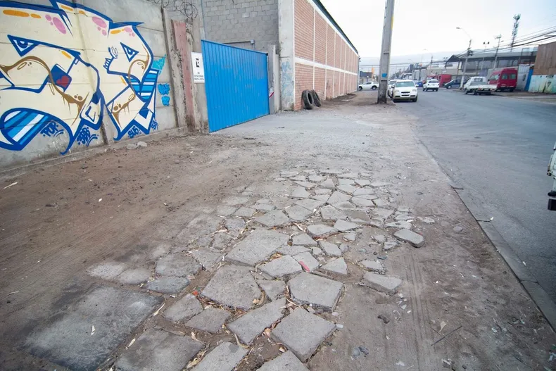 transeunte sufrio fractura de tobillo tras caer debido a desnivel en calle de quilicura sera indemnizado con 15 millones.webp