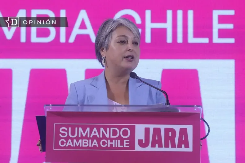 27010 jeannette jara hablando desde un podio 2.webp