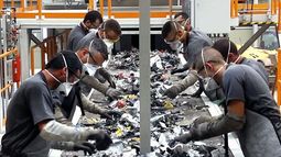 Luego de que se publique el decreto en el Diario Oficial, lo que sigue es activar plazos legales e iniciar una cuenta regresiva de 24 meses para que sean exigibles las metas de recolección y valorización. Luego de que se publique el decreto en el Diario Oficial, lo que sigue es activar plazos legales e iniciar una cuenta regresiva de 24 meses para que sean exigibles las metas de recolección y valorización.