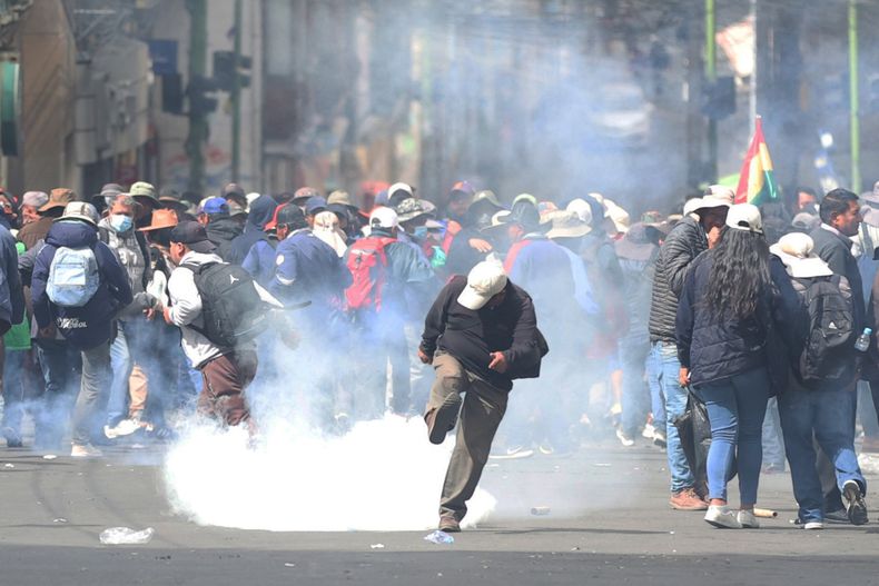 Gente en Bolivia protestando para pedir la renuncia del presidente Paz - Agencia EFE