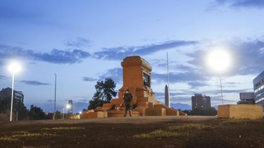 El Desconcierto | Pedestal sin Baquedano.jpg