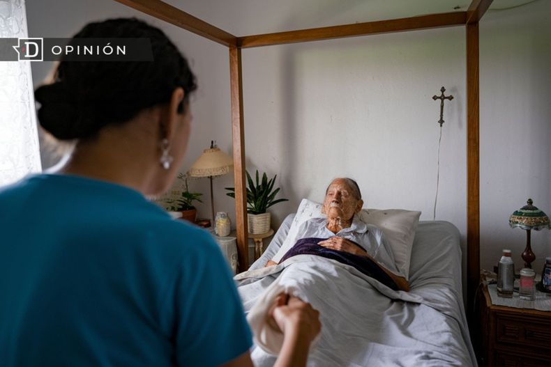 6848 mujer cuidando a un adulto mayor en cama.jpg