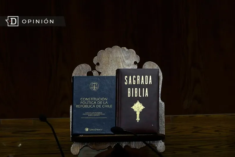 17777 imagen de una constitucion junto a una biblia.webp