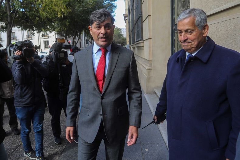 Franco Parisi llegando al Ministero de Hacienda para reunirse con Jorge Quiroz - Agencia Uno