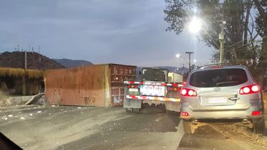 Congestión kilométrica en Ruta 68 y Costanera Norte: Camión pierde carga en Pudahuel
