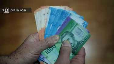 El Desconcierto | 24654 manos de persona mayor contando billentes.webp