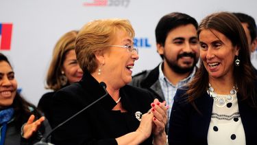 El sutil palo de Bachelet a Piñera tras el Censo sobre sentir orgullo de poder hacer las cosas bien