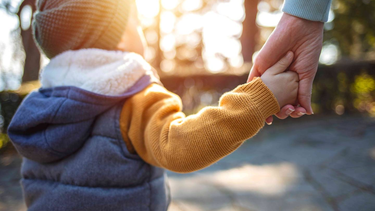 A un año de su publicación, la Ley de Adopción sigue sin poder aplicarse mientras 500 niños esperan una familia