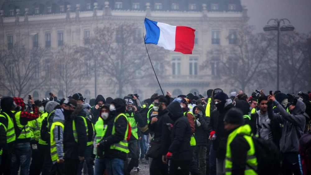 Historiadora analiza las movilizaciones de los chalecos amarillos y la compara con la revolución francesa: Desde la Marsellesa a la imagen de Macron como Luis XVI
