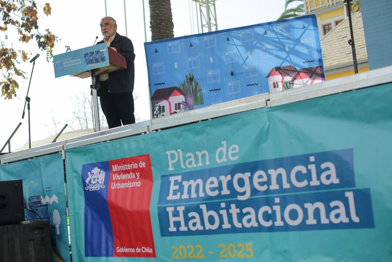 Carlos Montes entrega subsidios habitacionales.jpg