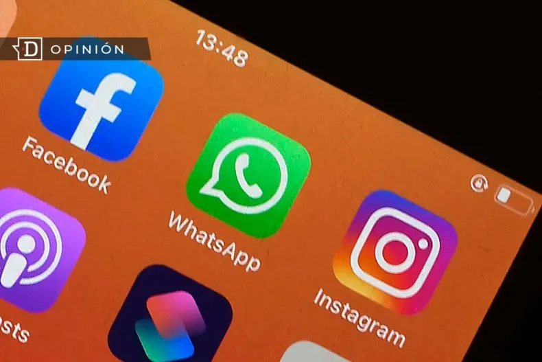 15152 celular con aplicaciones de redes sociales.webp